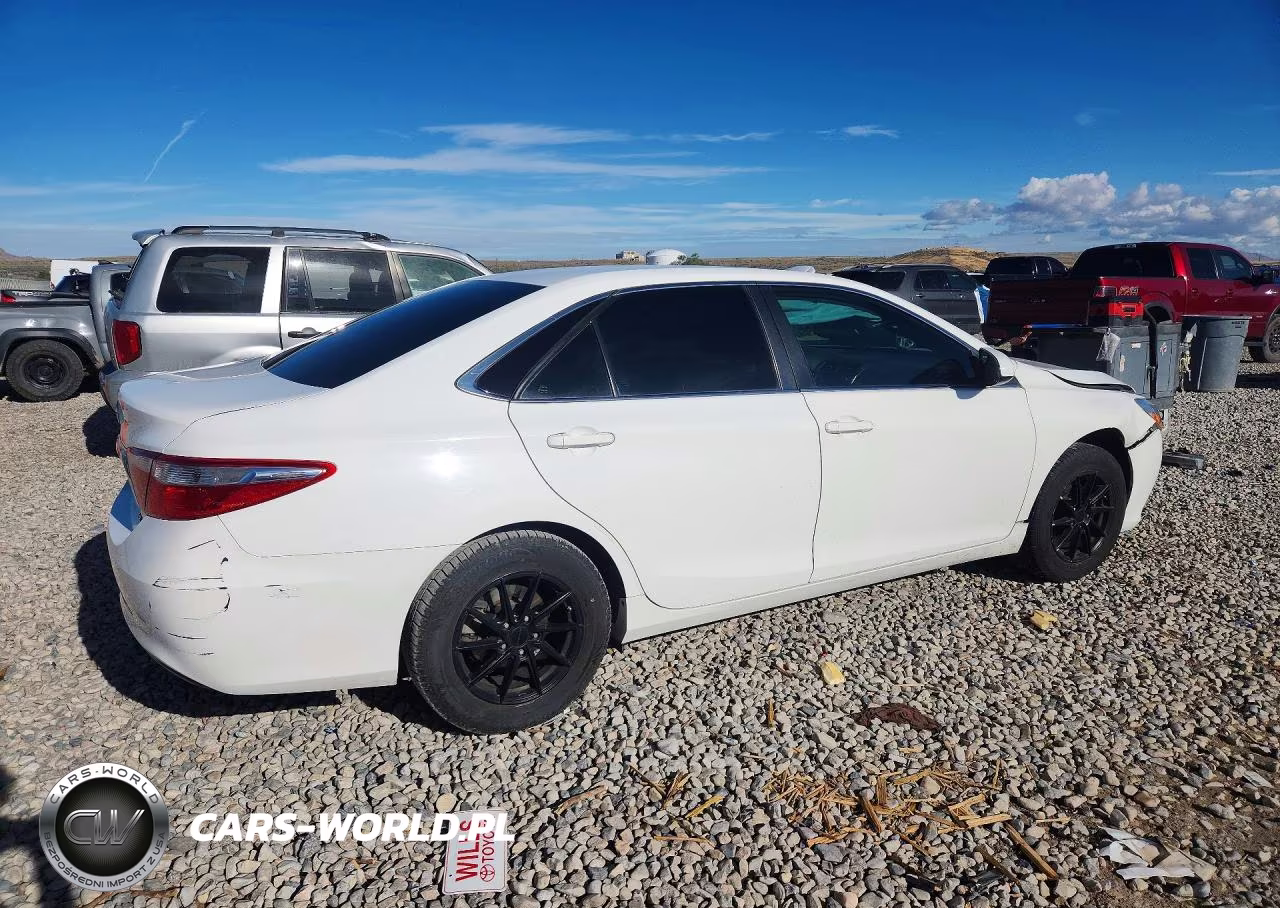 2016 Toyota Camry Le VIN:4T1BF1FK0GU179614 - 3