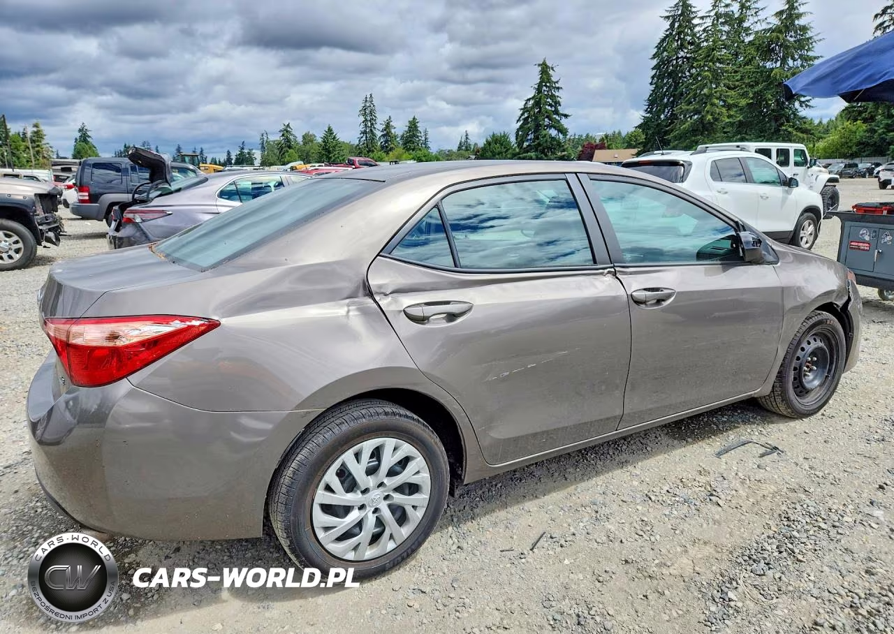 2017 Toyota Corolla Le VIN:2T1BURHE2HC843040 - 3