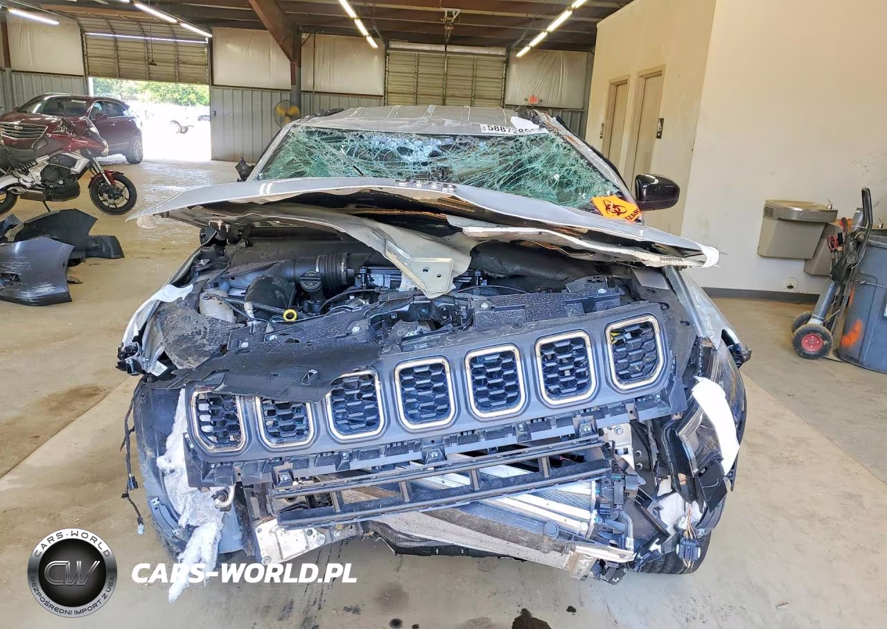 2025 Jeep Compass Latitude VIN:3C4NJDBN9ST597805 - 5
