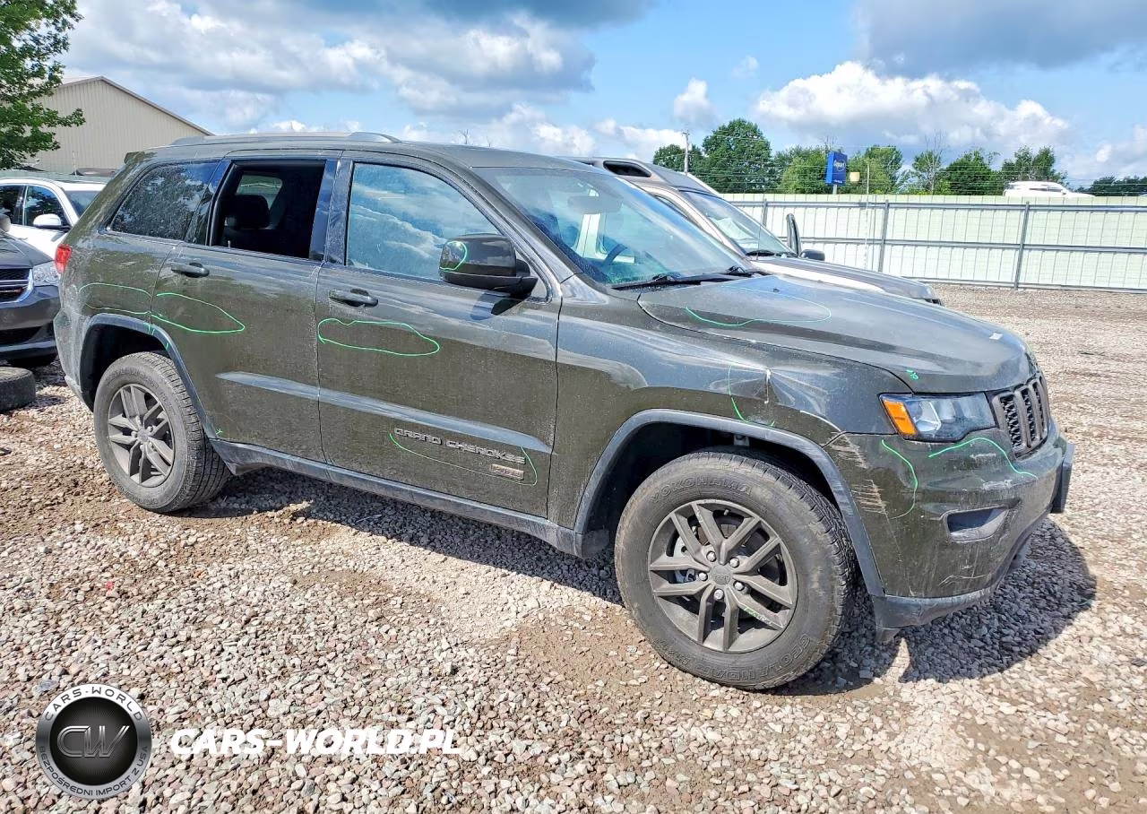 2017 Jeep Grand Cherokee Laredo VIN:1C4RJFAG8HC670523 - 4
