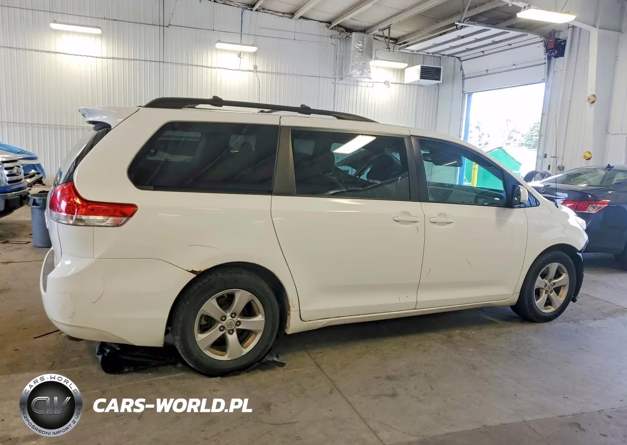 2013 Toyota Sienna Le VIN:5TDKK3DC2DS382642 - 3