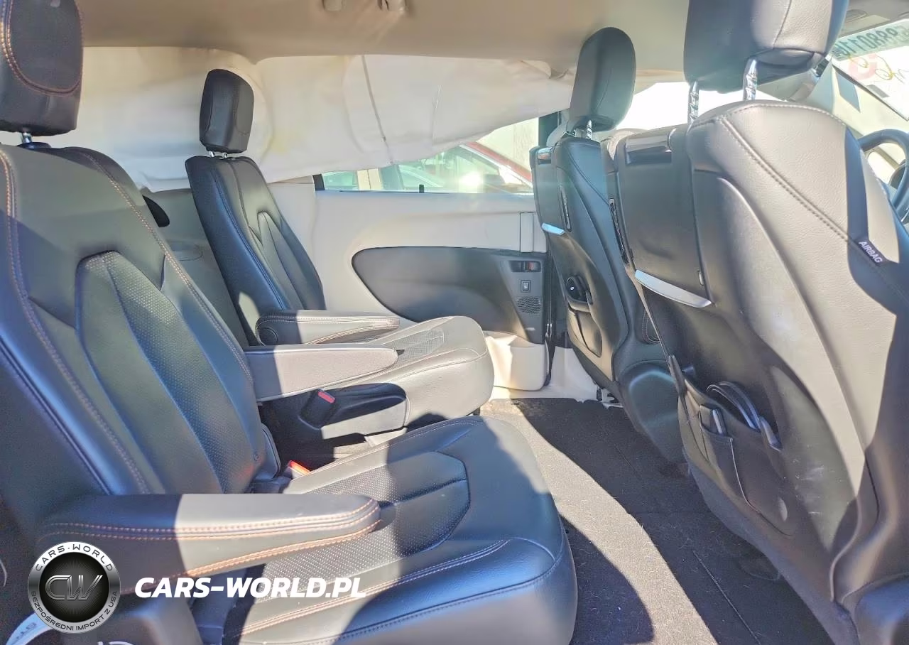 2017 Chrysler Pacifica Touring L Plus VIN:2C4RC1EG8HR533404 - 11