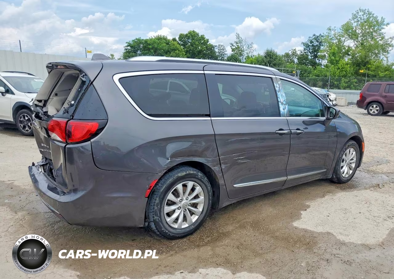 2018 Chrysler Pacifica Touring L Plus VIN:2C4RC1EGXJR260861 - 3