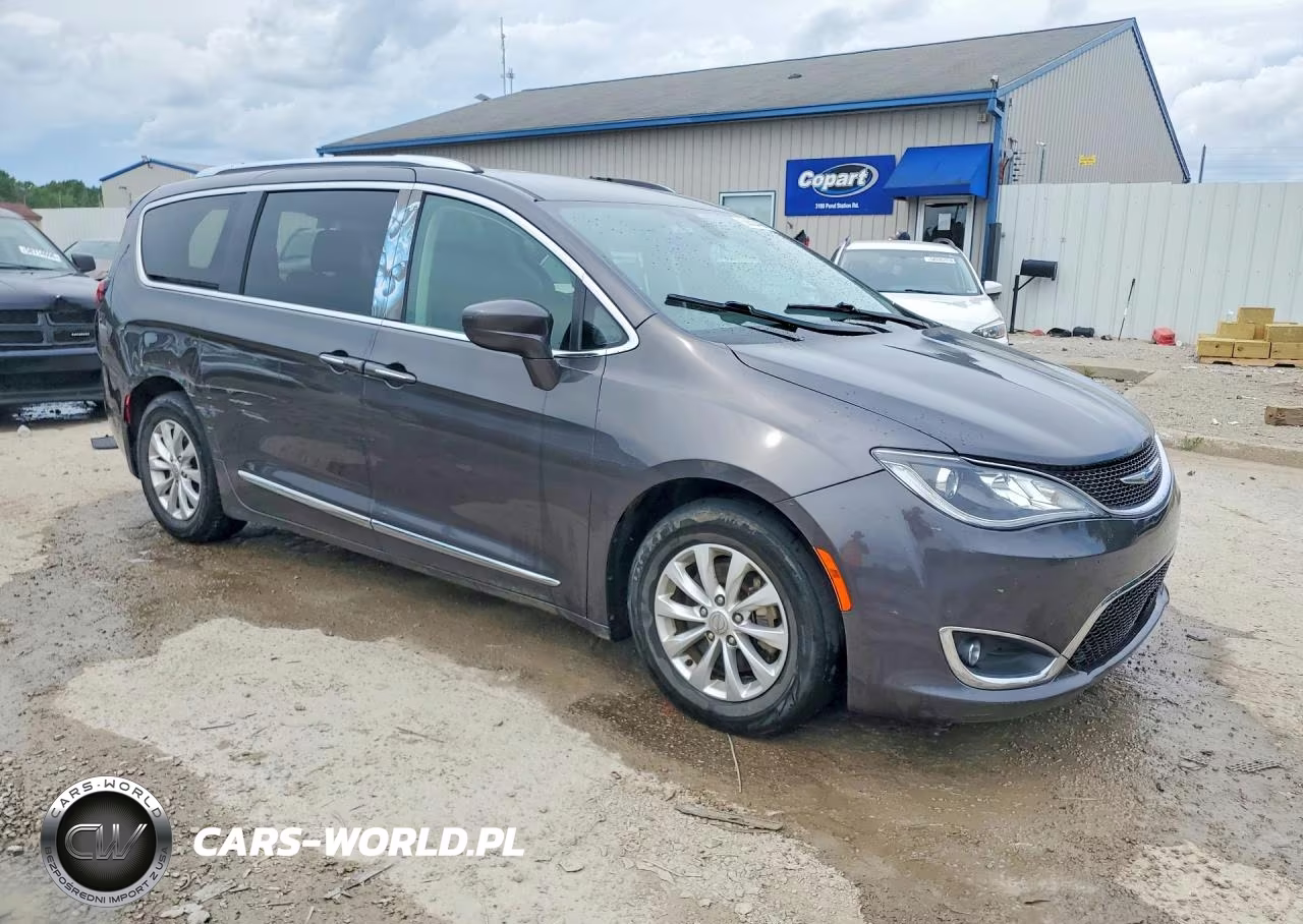 2018 Chrysler Pacifica Touring L Plus VIN:2C4RC1EGXJR260861 - 4