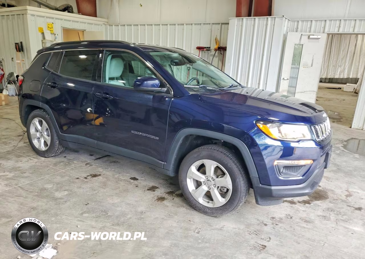 2018 Jeep Compass Latitude VIN:3C4NJDBB0JT315703 - 4