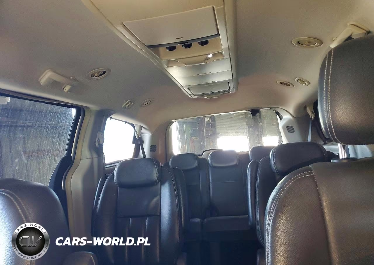 2010 Chrysler Town & Country Touring Plus VIN:2A4RR8D13AR386865 - 10