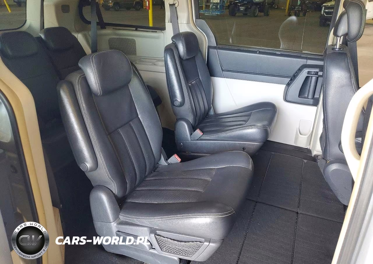 2010 Chrysler Town & Country Touring Plus VIN:2A4RR8D13AR386865 - 11
