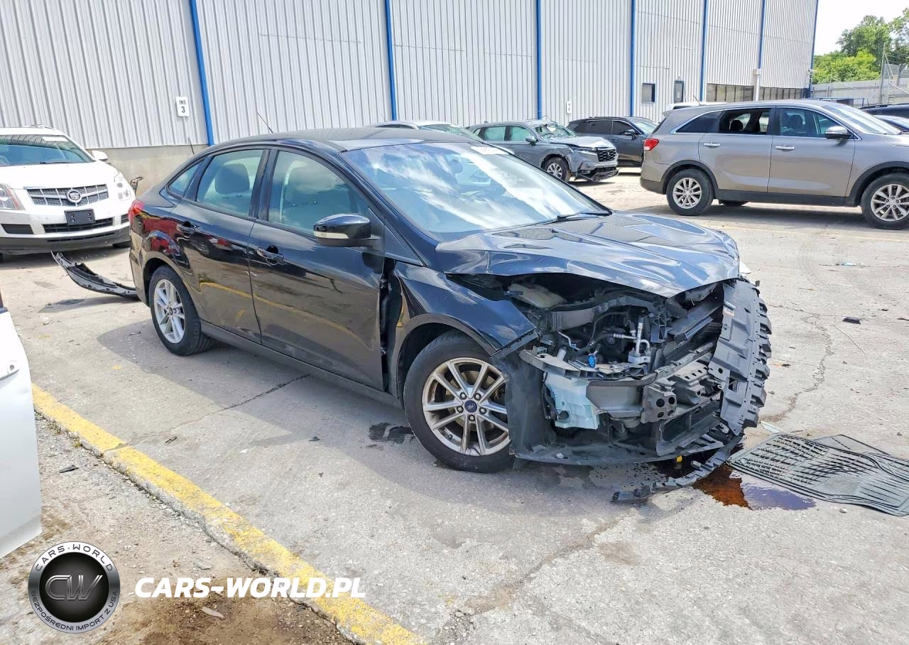 2017 Ford Focus Se VIN:1FADP3F28HL279365 - 4