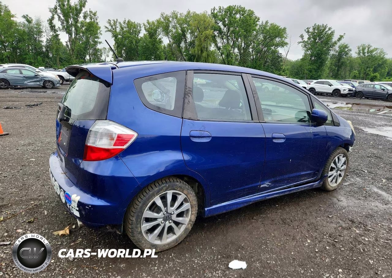 2013 Honda Fit Sport VIN:JHMGE8H51DC062461 - 3
