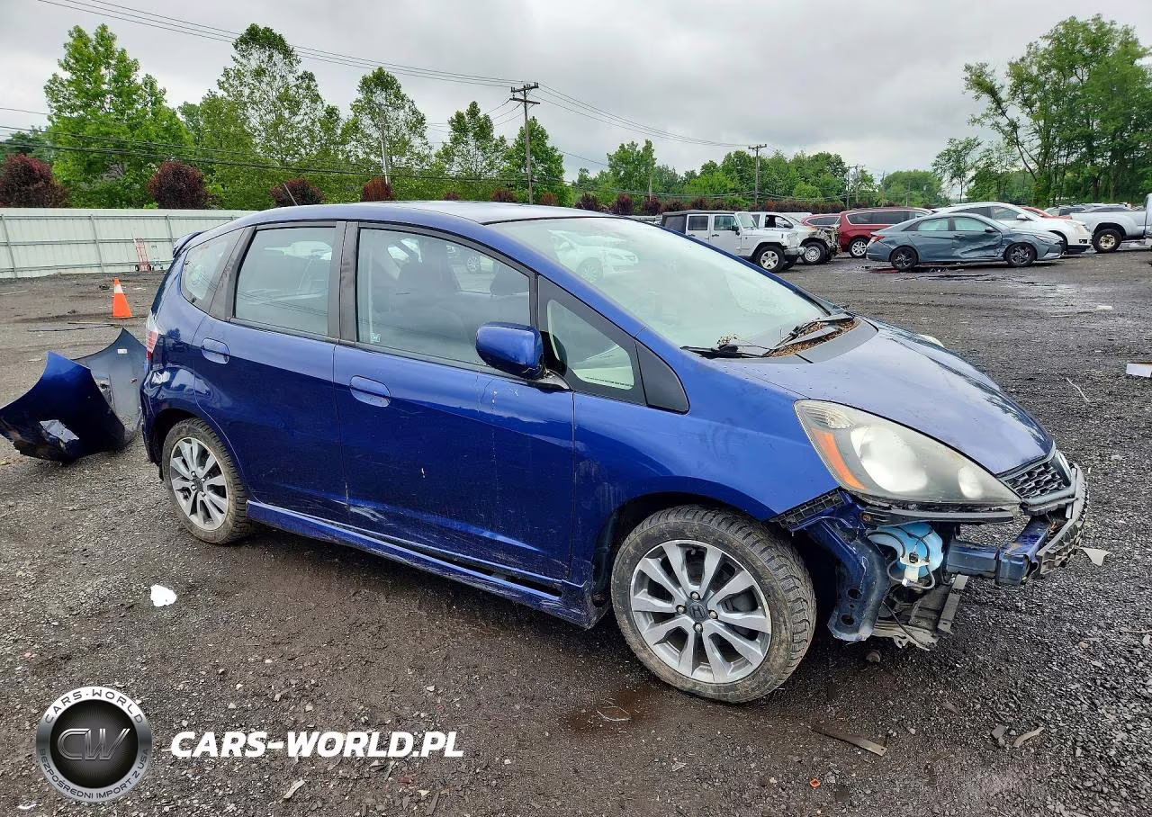 2013 Honda Fit Sport VIN:JHMGE8H51DC062461 - 4