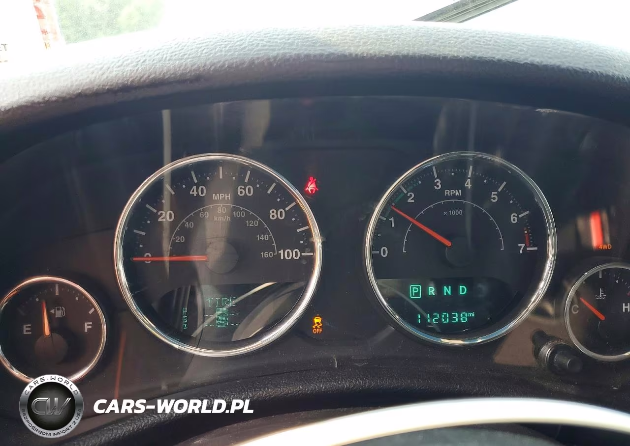 2015 Jeep Wrangler Unlimited Sahara VIN:1C4BJWEGXFL744579 - 9