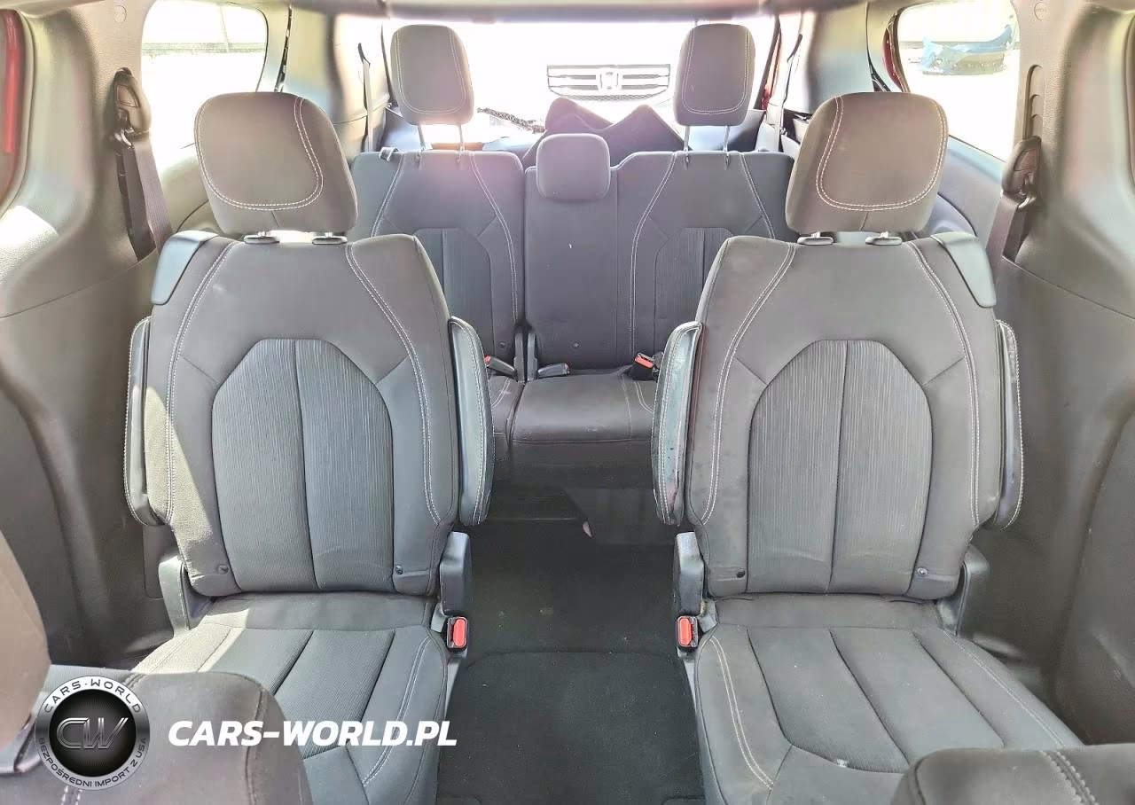 2019 Chrysler Pacifica Touring Plus VIN:2C4RC1FG7KR638621 - 10