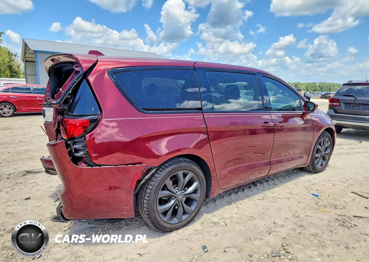 2019 Chrysler Pacifica Touring Plus VIN:2C4RC1FG7KR638621 - 3