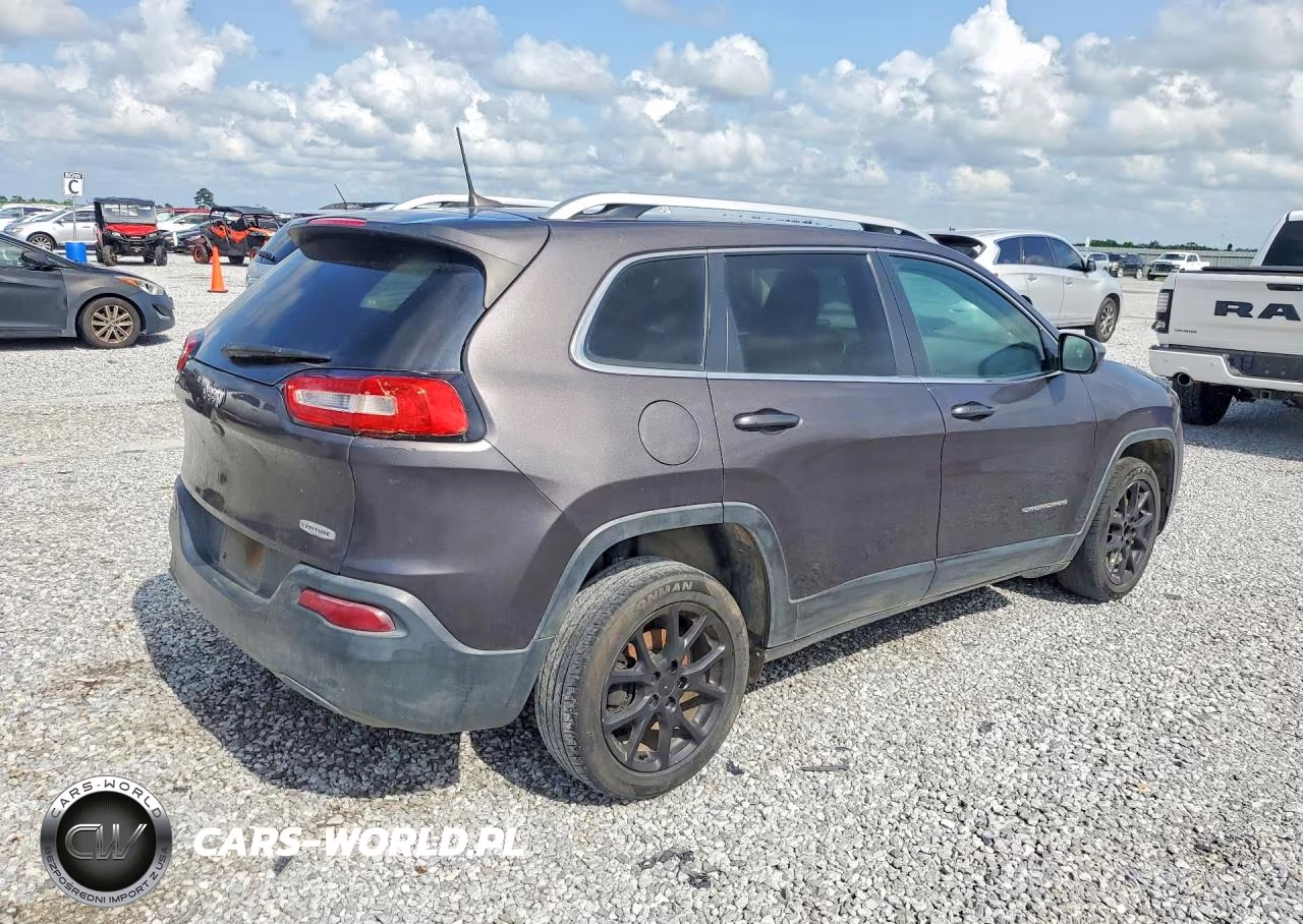 2018 Jeep Cherokee Latitude Plus VIN:1C4PJLLB4JD509870 - 3
