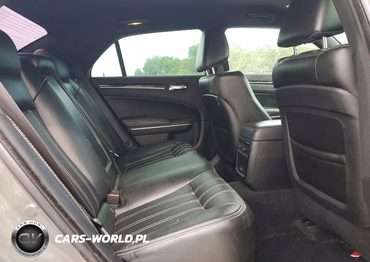 2019 Chrysler 300 S VIN:2C3CCAGG2KH610658 - 10