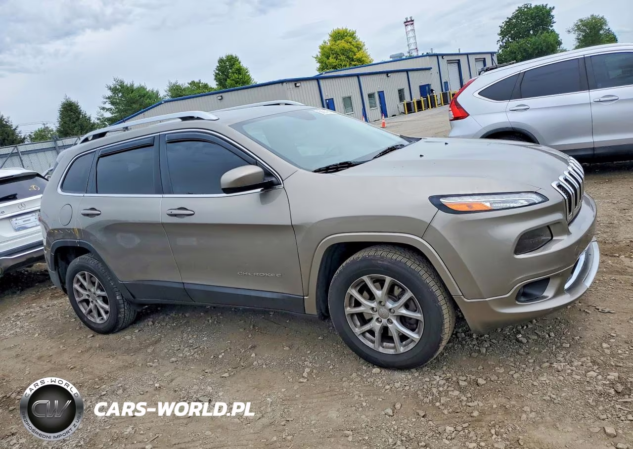 2017 Jeep Cherokee Latitude 4X4 VIN:1C4PJMCB1HW659861 - 4