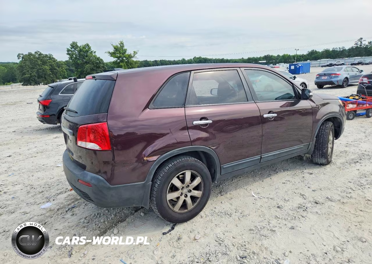 2011 Kia Sorento Lx VIN:5XYKT3A10BG039385 - 3
