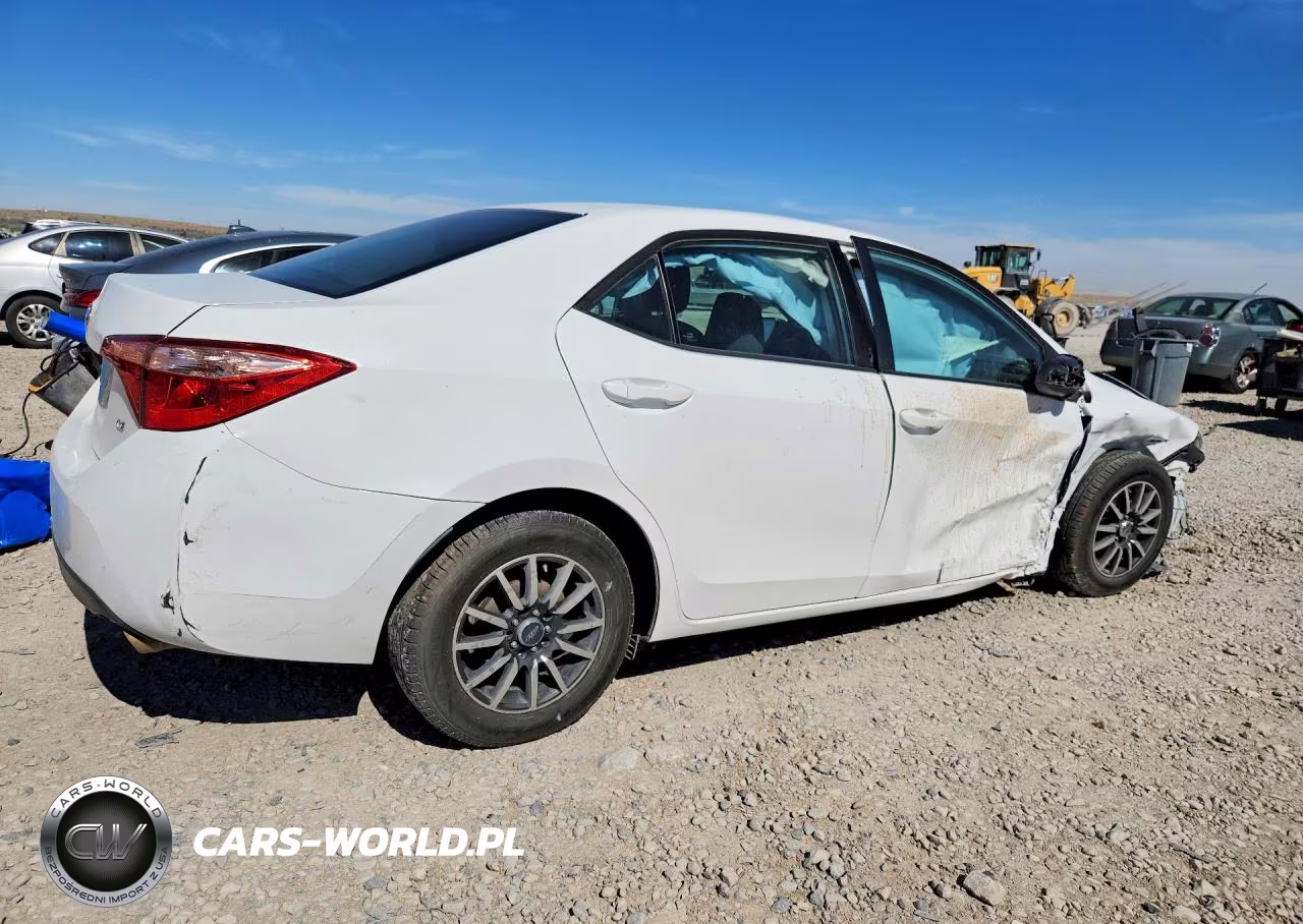 2017 Toyota Corolla Le VIN:5YFBURHEXHP625492 - 3