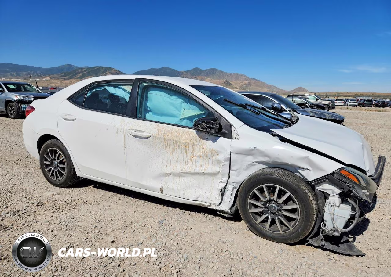 2017 Toyota Corolla Le VIN:5YFBURHEXHP625492 - 4