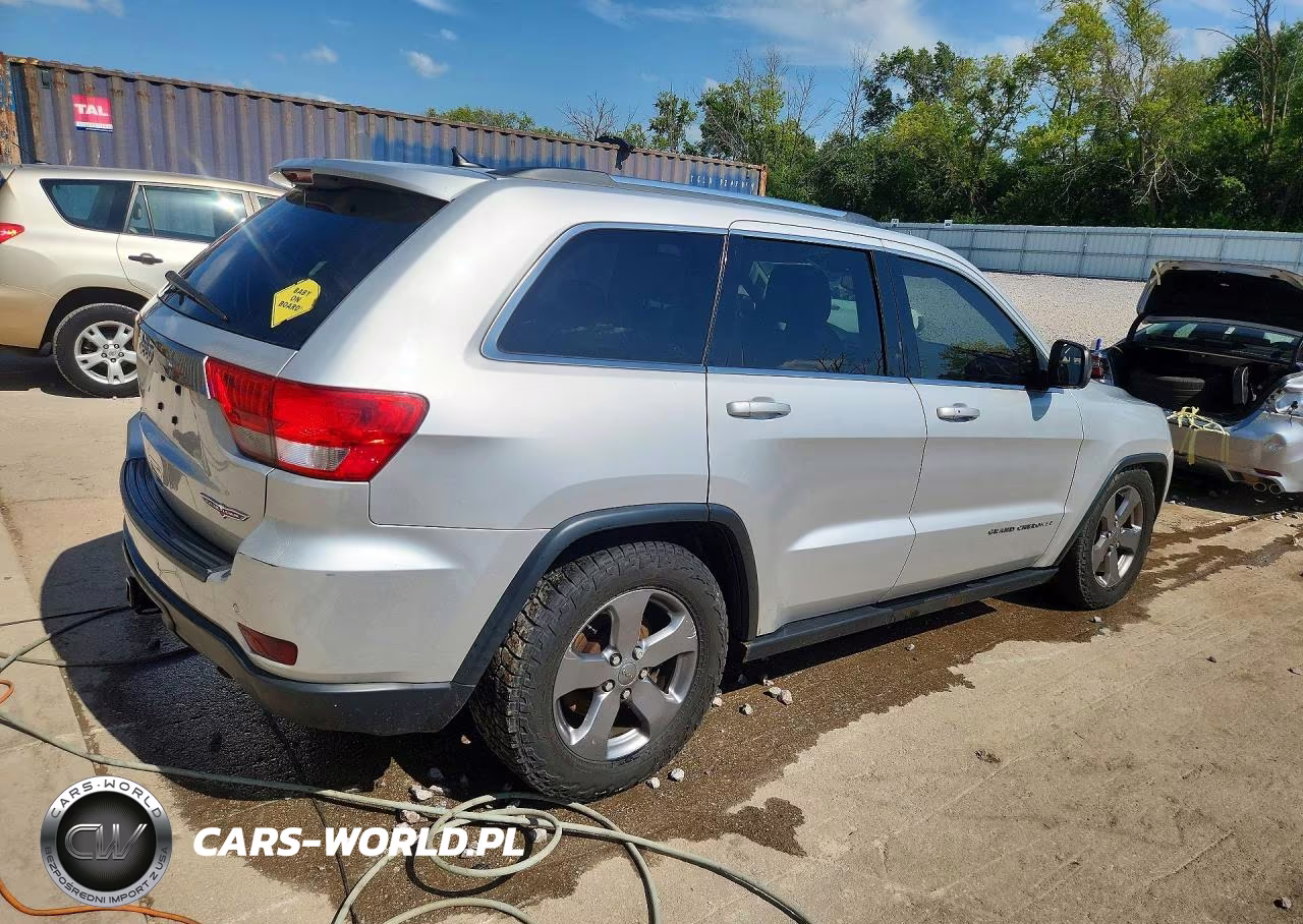 2013 Jeep Grand Cherokee Laredo VIN:1C4RJFAT8DC591327 - 3