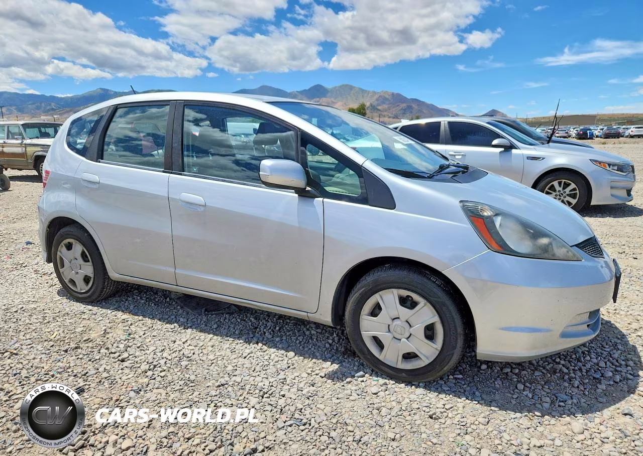 2012 Honda Fit VIN:JHMGE8H32CC030101 - 4