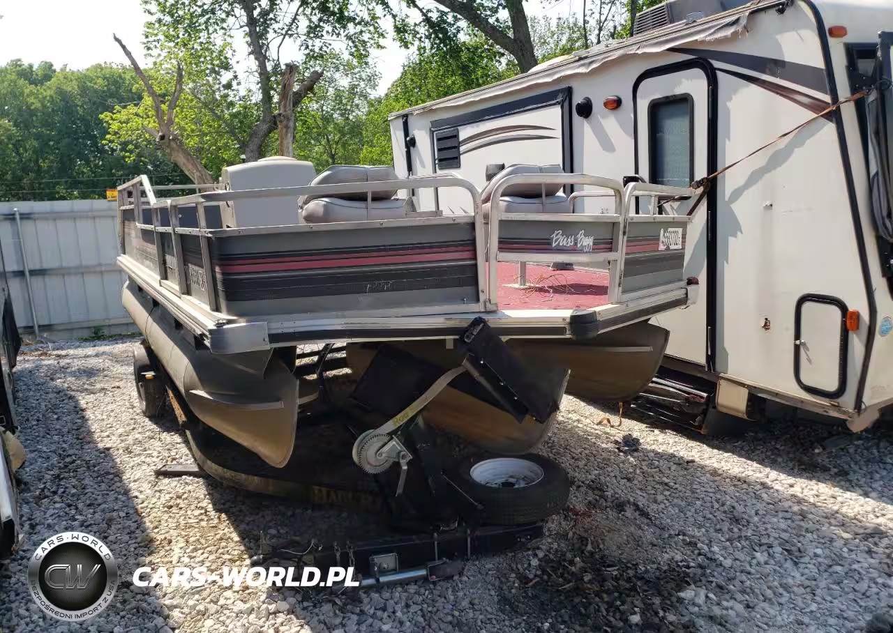1989 Sun Tracker Boat