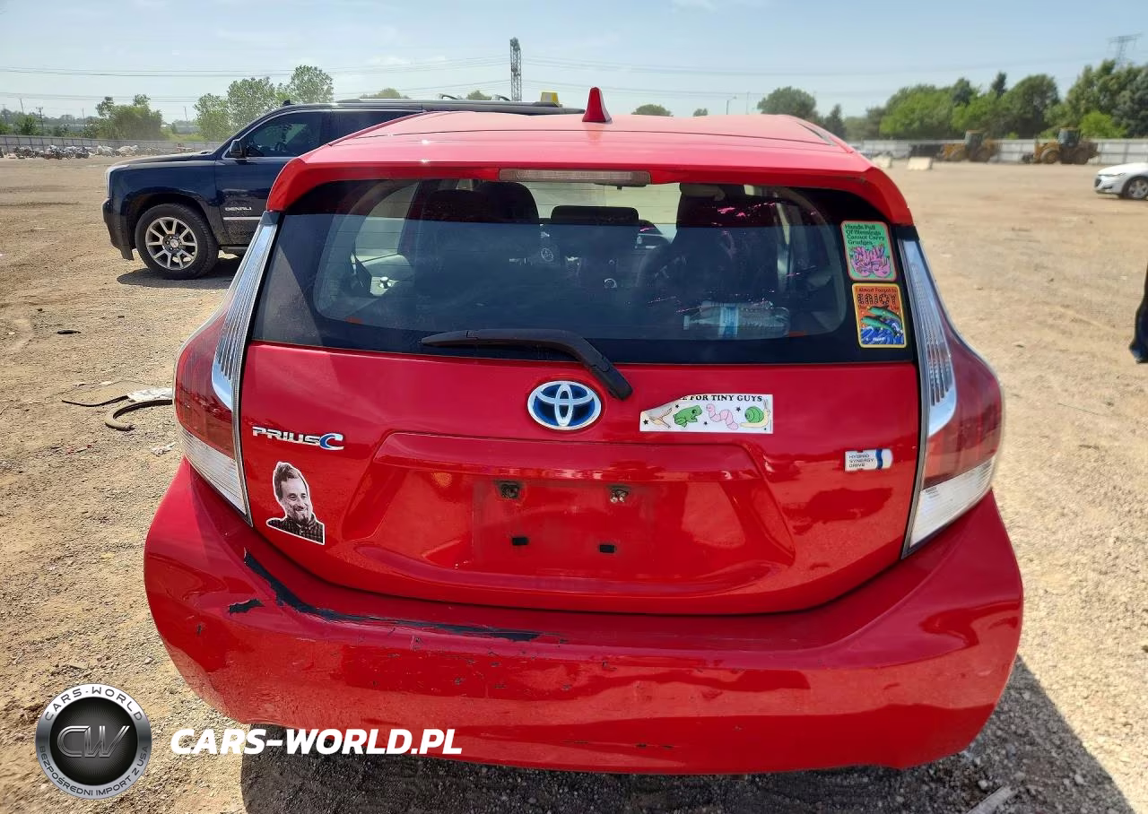 2015 Toyota Prius C Two VIN:JTDKDTB32F1581543 - 6