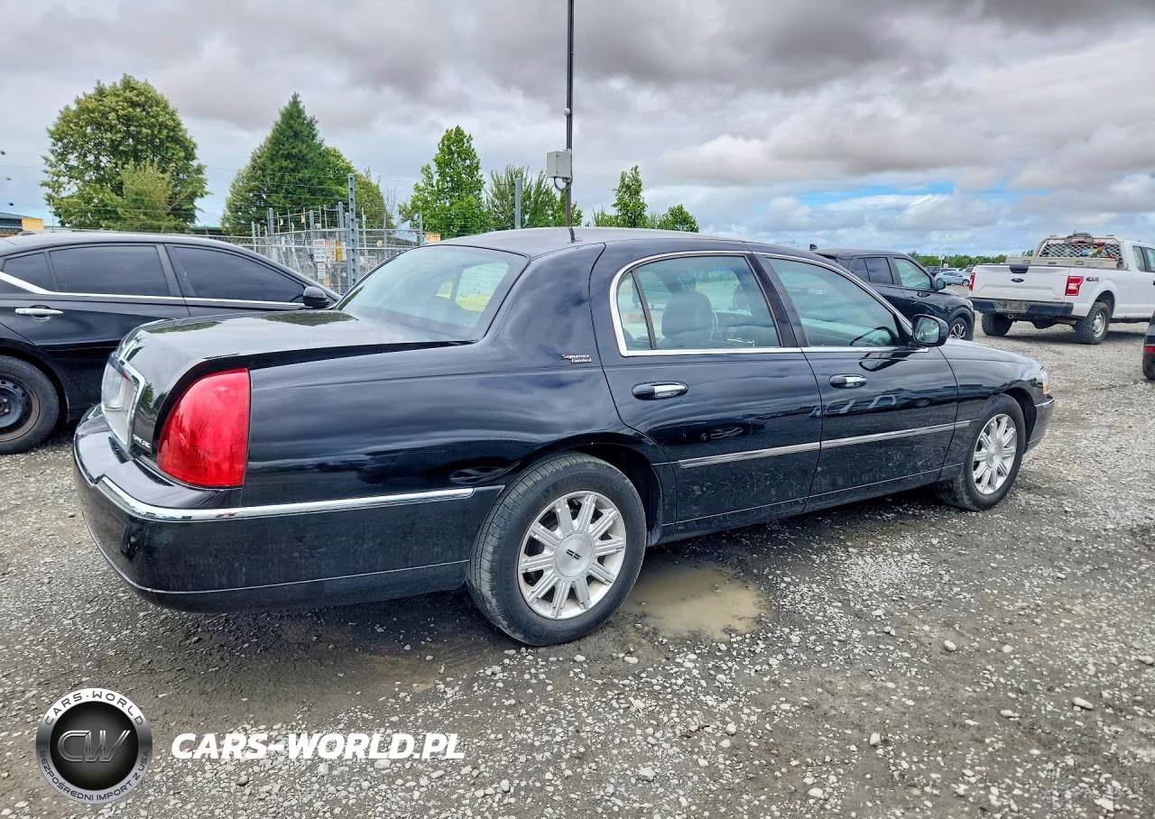 2010 Lincoln Town Car Signature Limited VIN:2LNBL8CV2AX613239 - 3