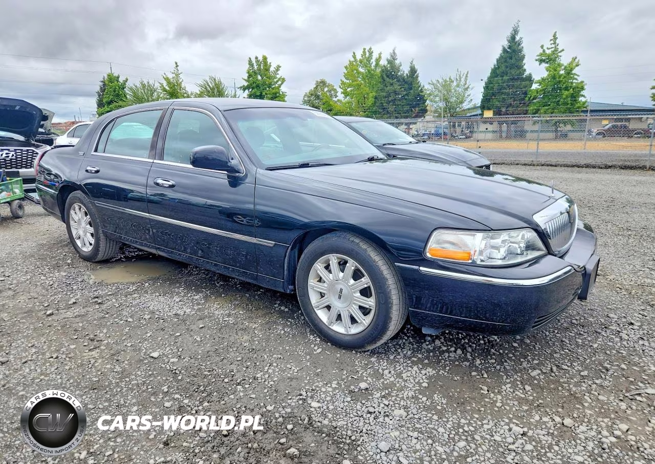 2010 Lincoln Town Car Signature Limited VIN:2LNBL8CV2AX613239 - 4