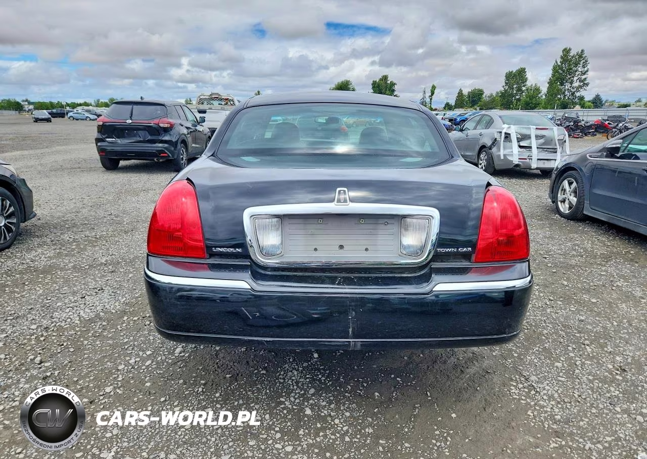 2010 Lincoln Town Car Signature Limited VIN:2LNBL8CV2AX613239 - 6