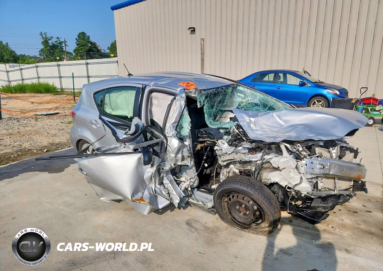 2014 Toyota Prius C Two VIN:JTDKDTB38E1071342 - 4