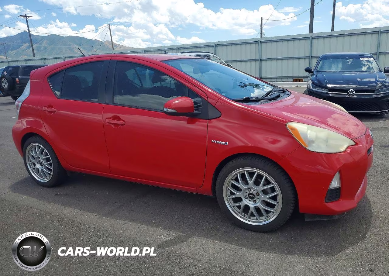 2012 Toyota Prius C Three VIN:JTDKDTB37C1004857 - 4