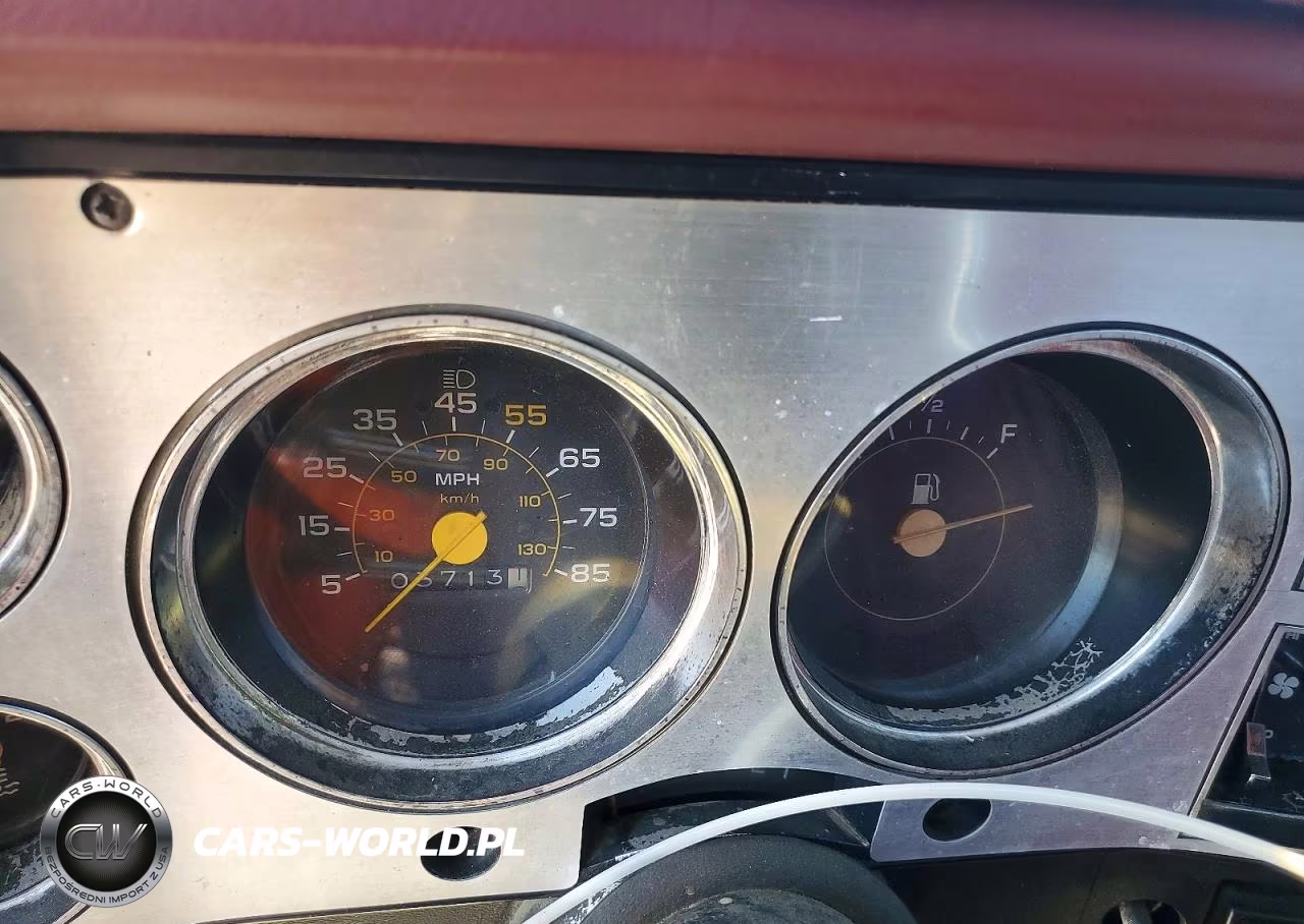 1983 Chevrolet K20 VIN:1GCGK24M8DJ120548 - 9