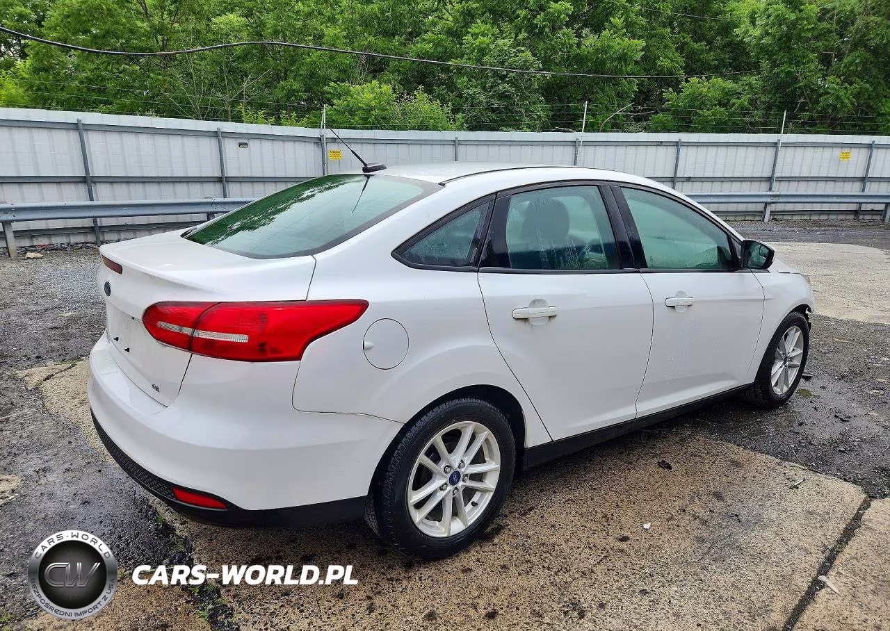 2018 Ford Focus Se VIN:1FADP3F22JL236937 - 3