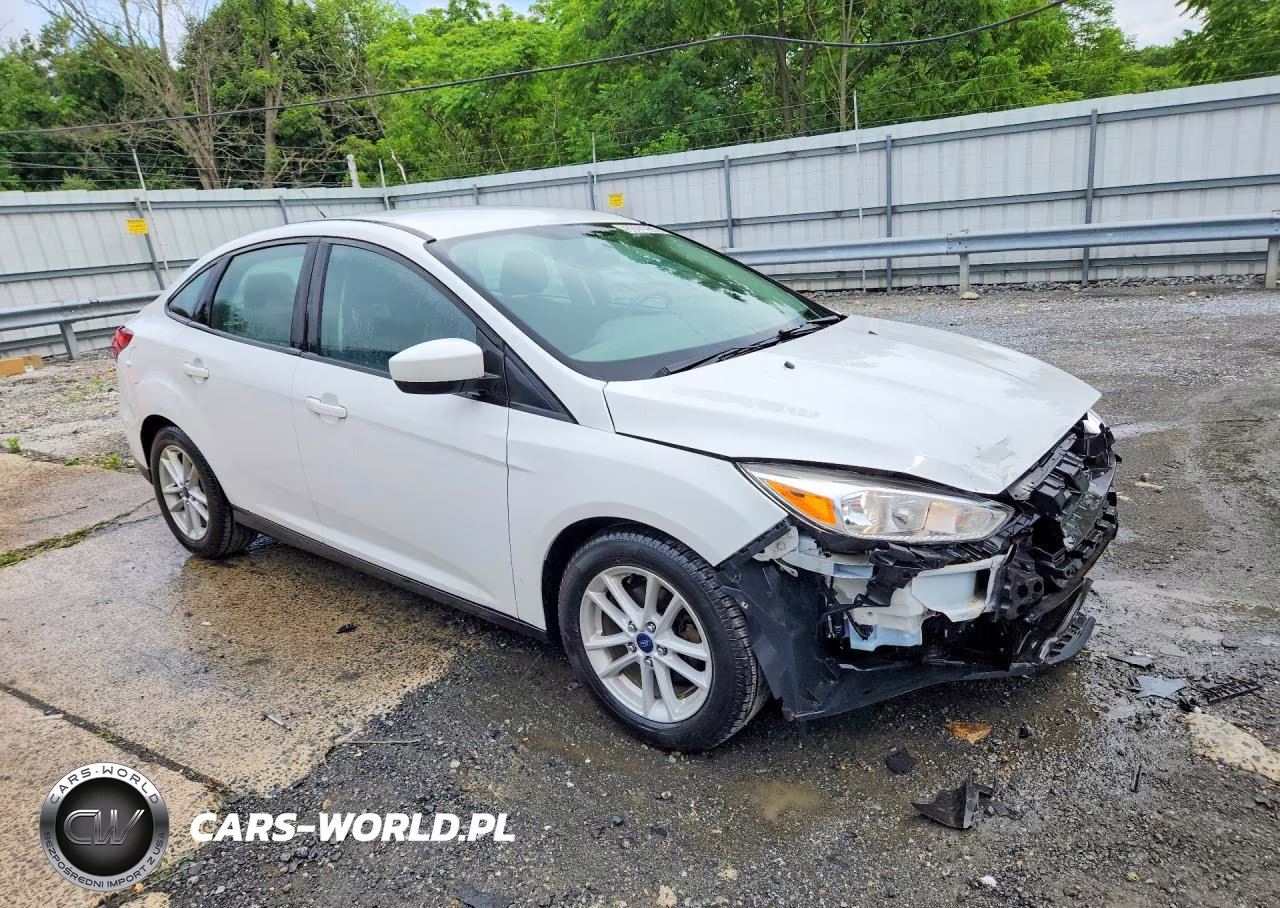 2018 Ford Focus Se VIN:1FADP3F22JL236937 - 4