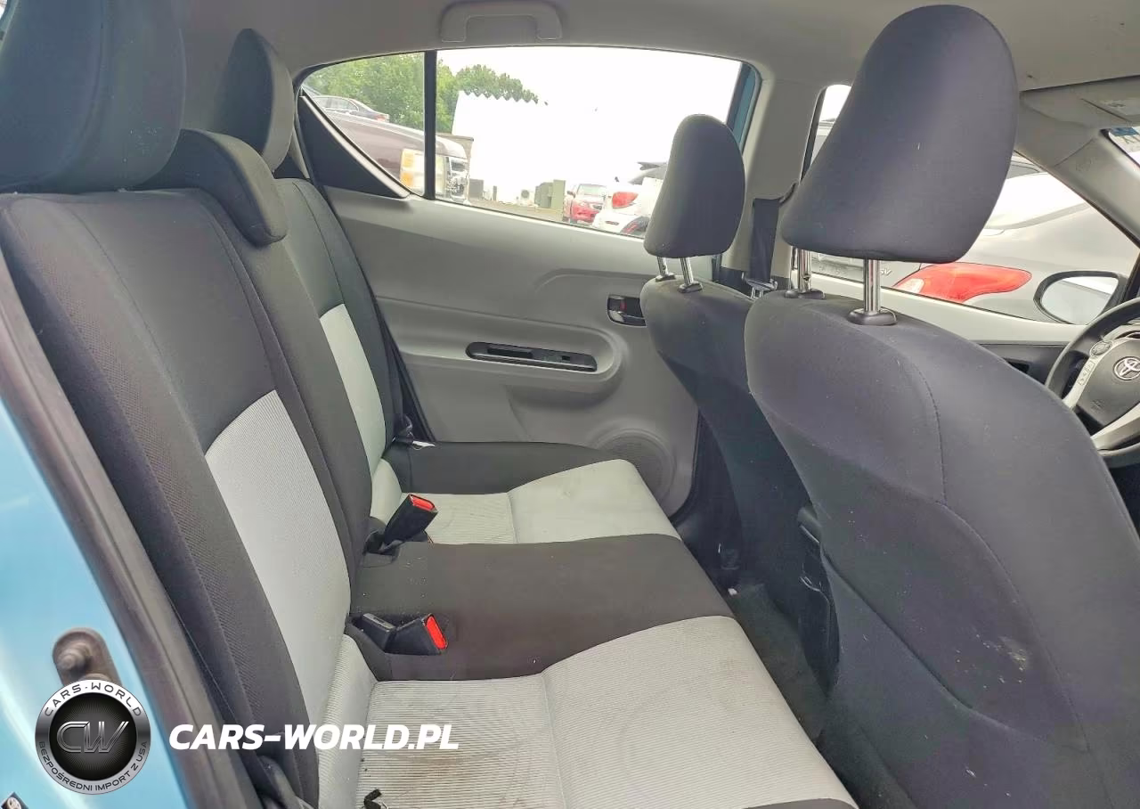 2013 Toyota Prius C Three VIN:JTDKDTB32D1043986 - 10