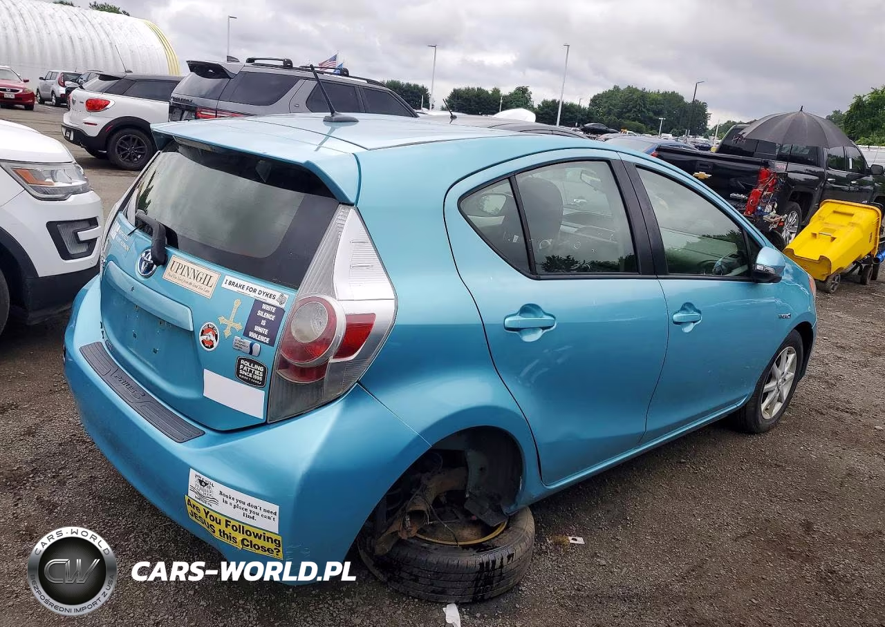 2013 Toyota Prius C Three VIN:JTDKDTB32D1043986 - 3