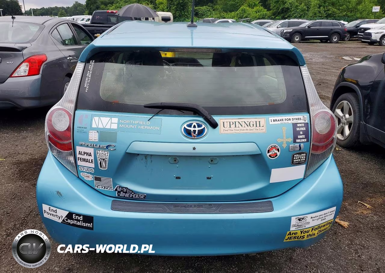 2013 Toyota Prius C Three VIN:JTDKDTB32D1043986 - 6