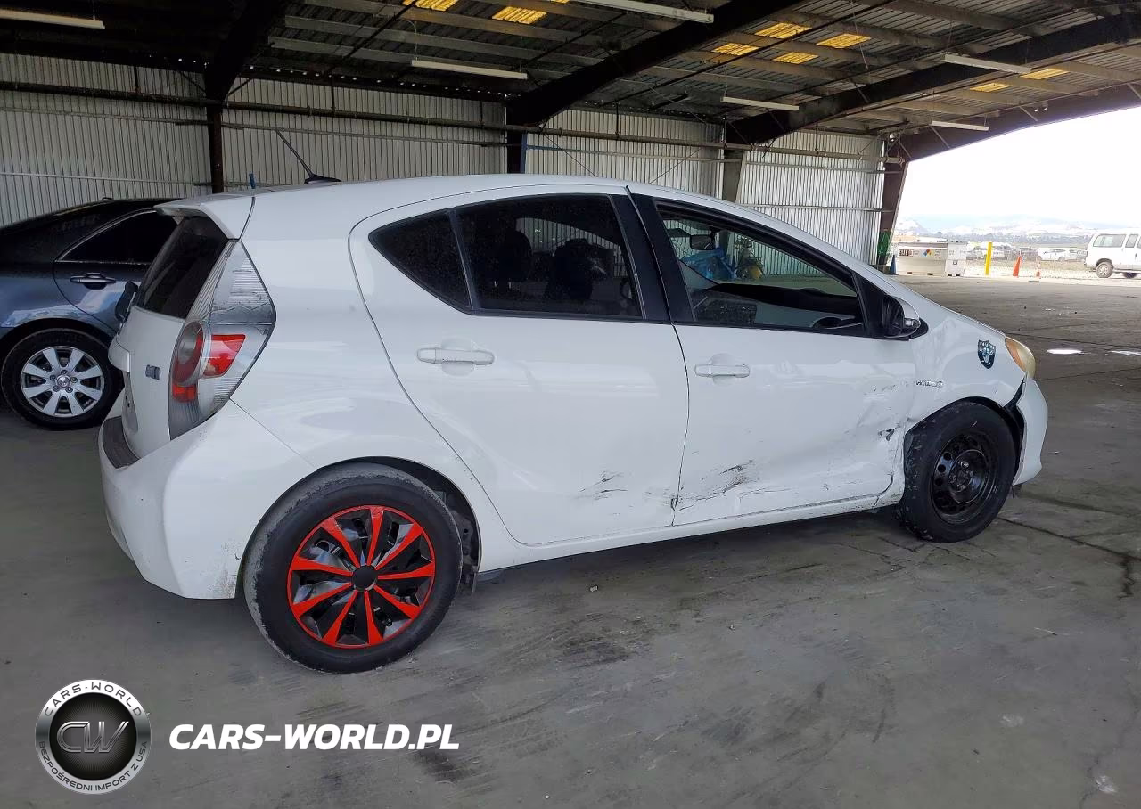2012 Toyota Prius C Three VIN:JTDKDTB36C1505142 - 3