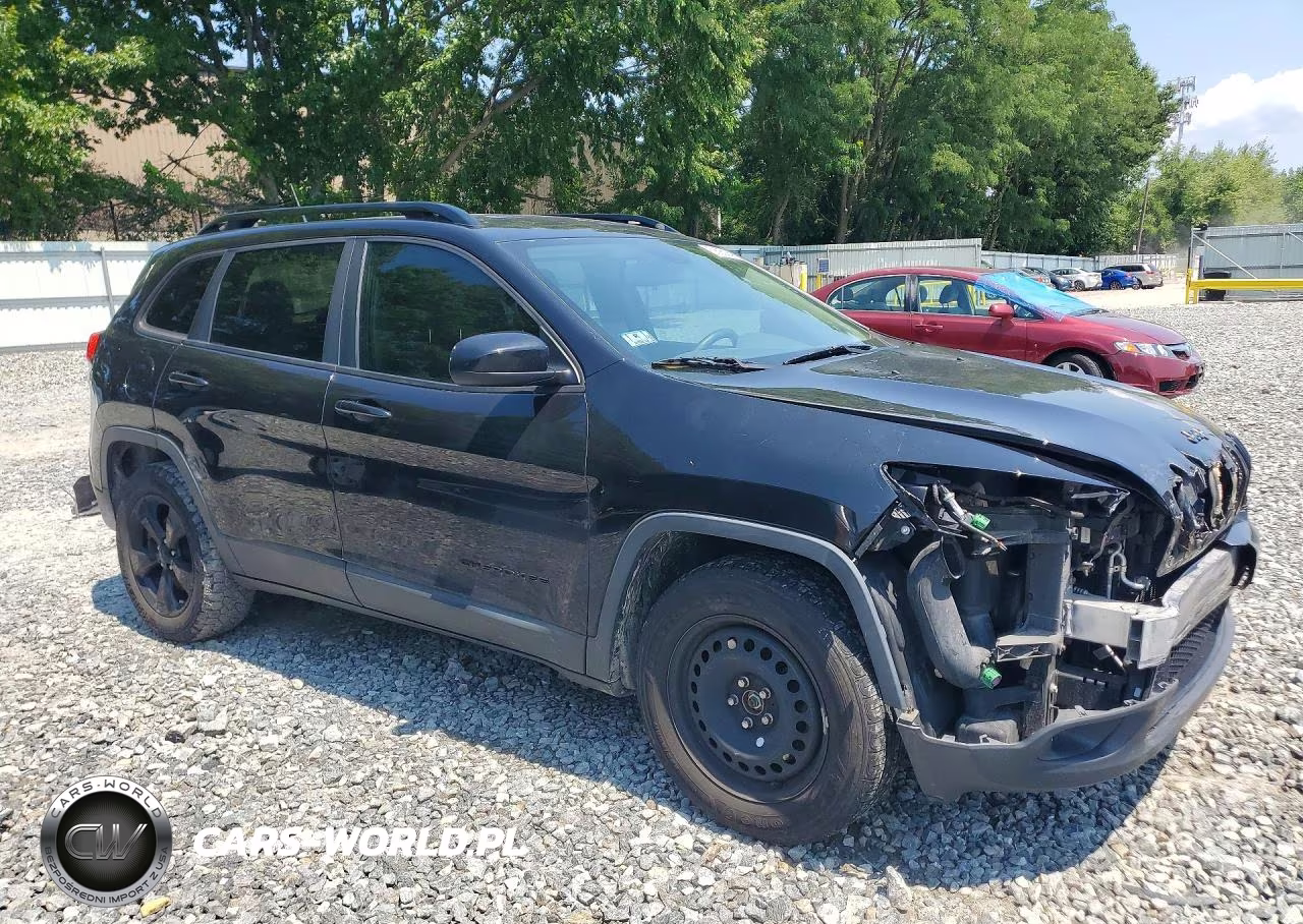 2015 Jeep Cherokee Latitude VIN:1C4PJMCS8FW727943 - 4