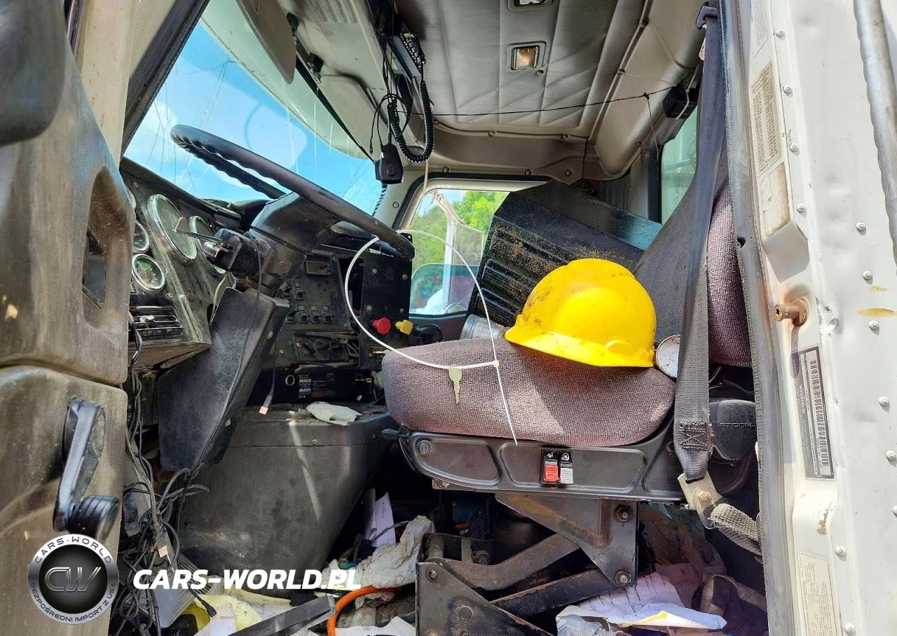 2000 International 9100I Semi Truck VIN:2HSCBAXR2YC077577 - 5