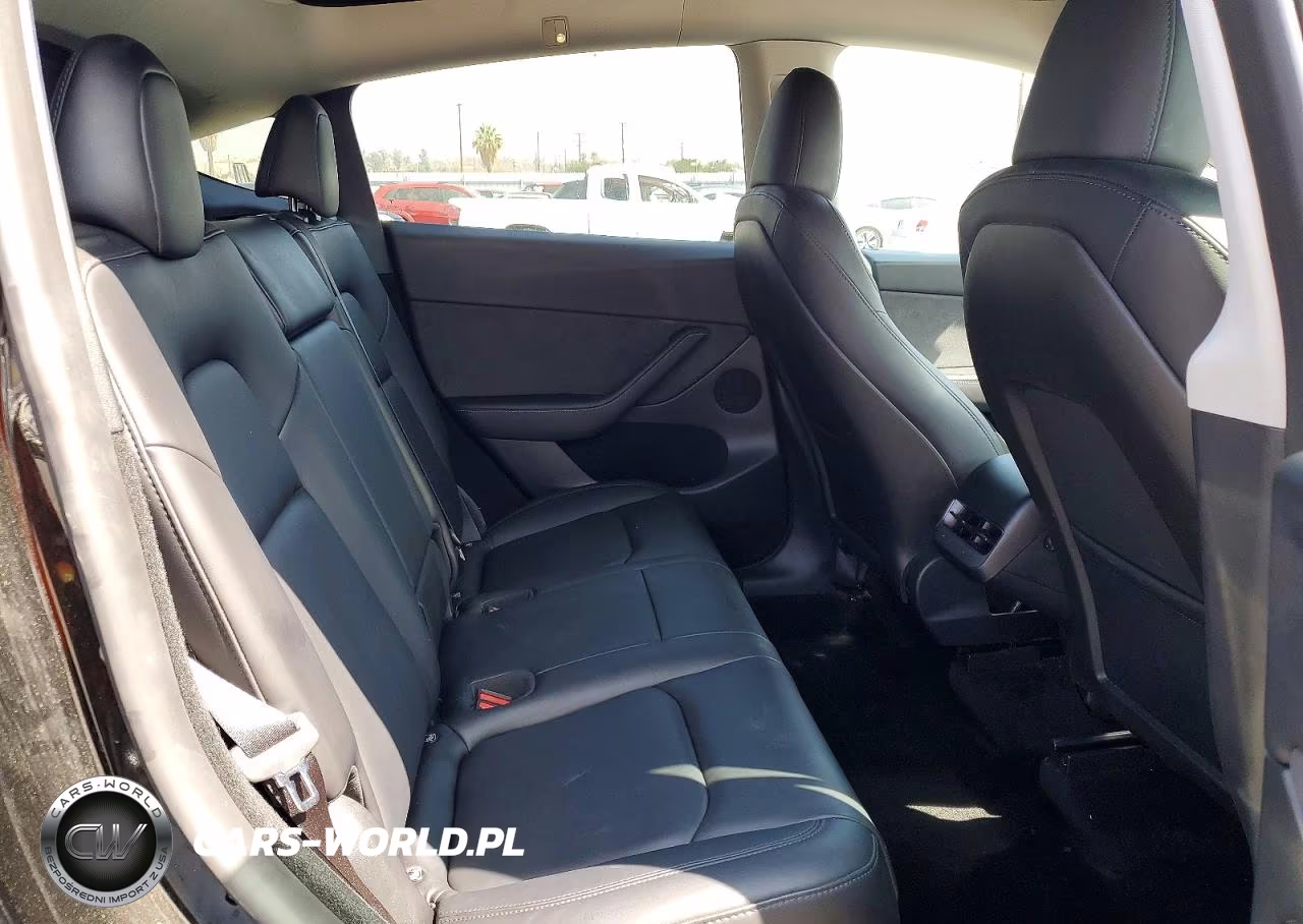 2024 Tesla Model Y VIN:7SAYGDED1RF102734 - 11