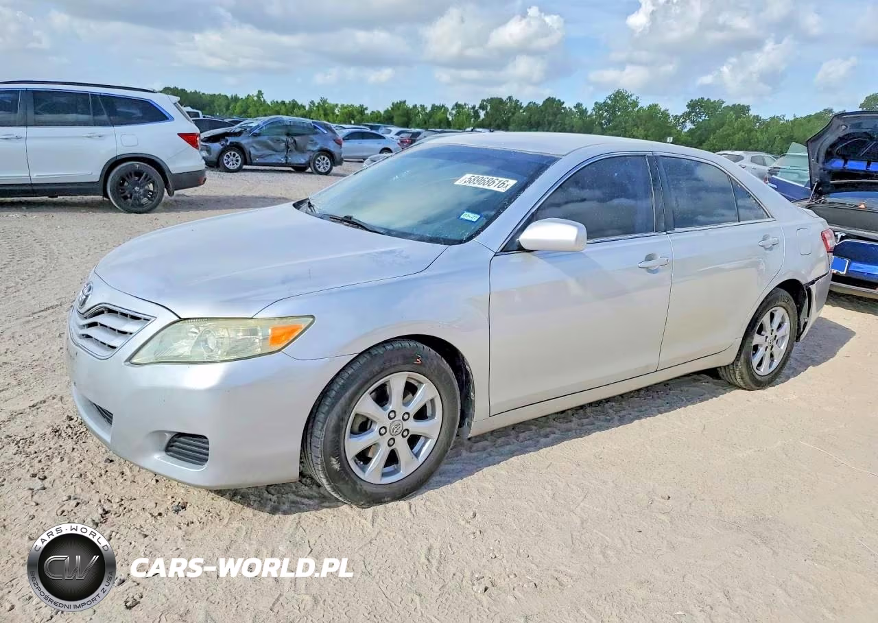 2011 Toyota Camry Le – zdjęcie 1 z 12