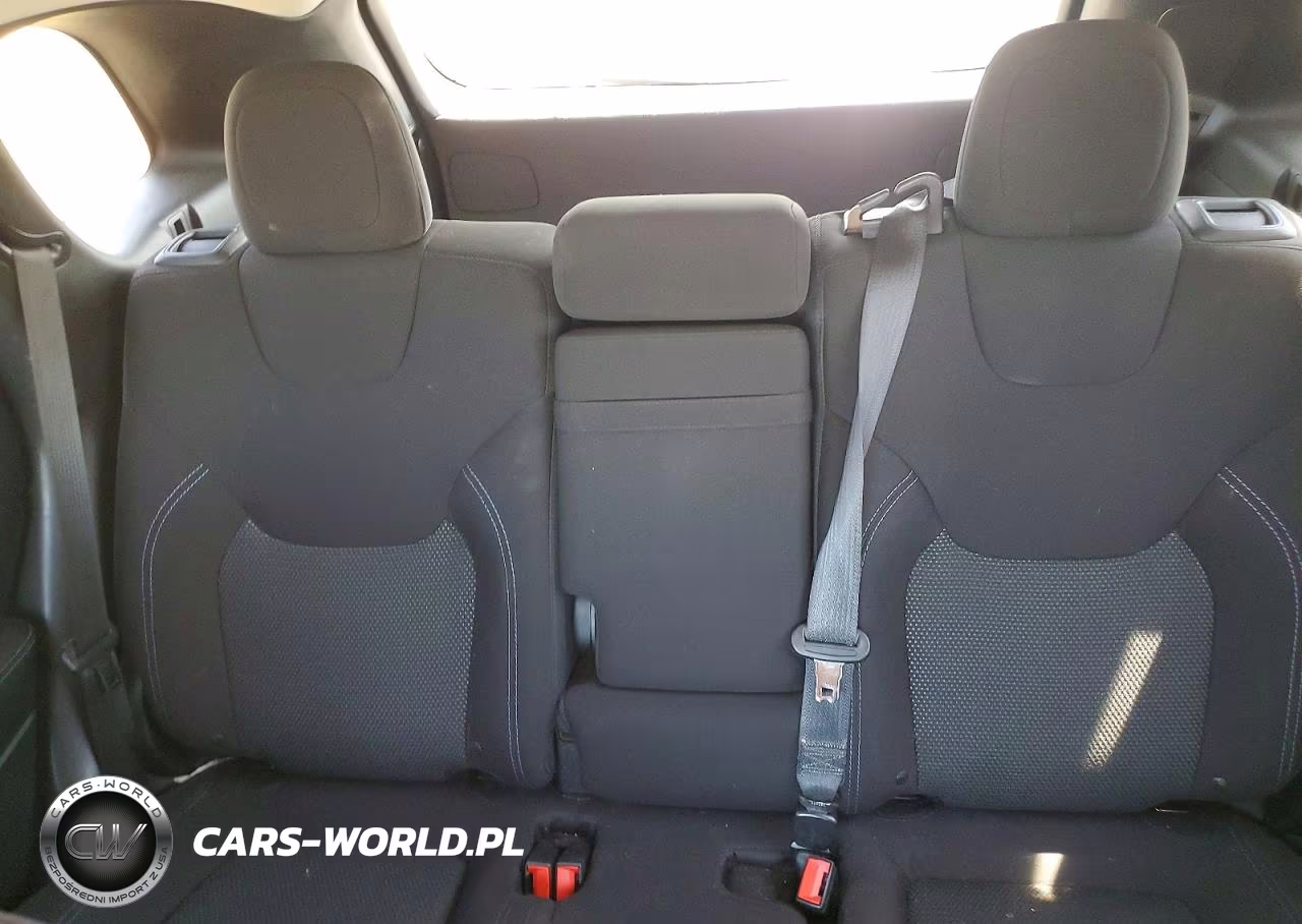 2019 Jeep Cherokee Latitude VIN:1C4PJLCB2KD247705 - 10
