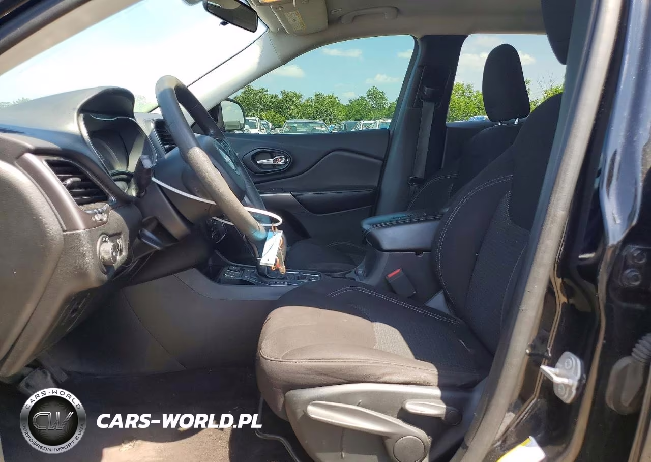 2019 Jeep Cherokee Latitude VIN:1C4PJLCB2KD247705 - 7
