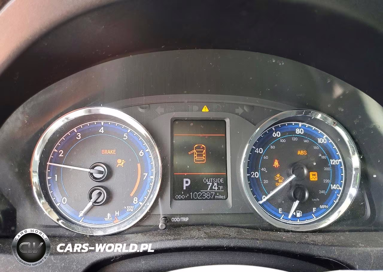 2018 Toyota Corolla Le VIN:2T1BURHE5JC105304 - 9