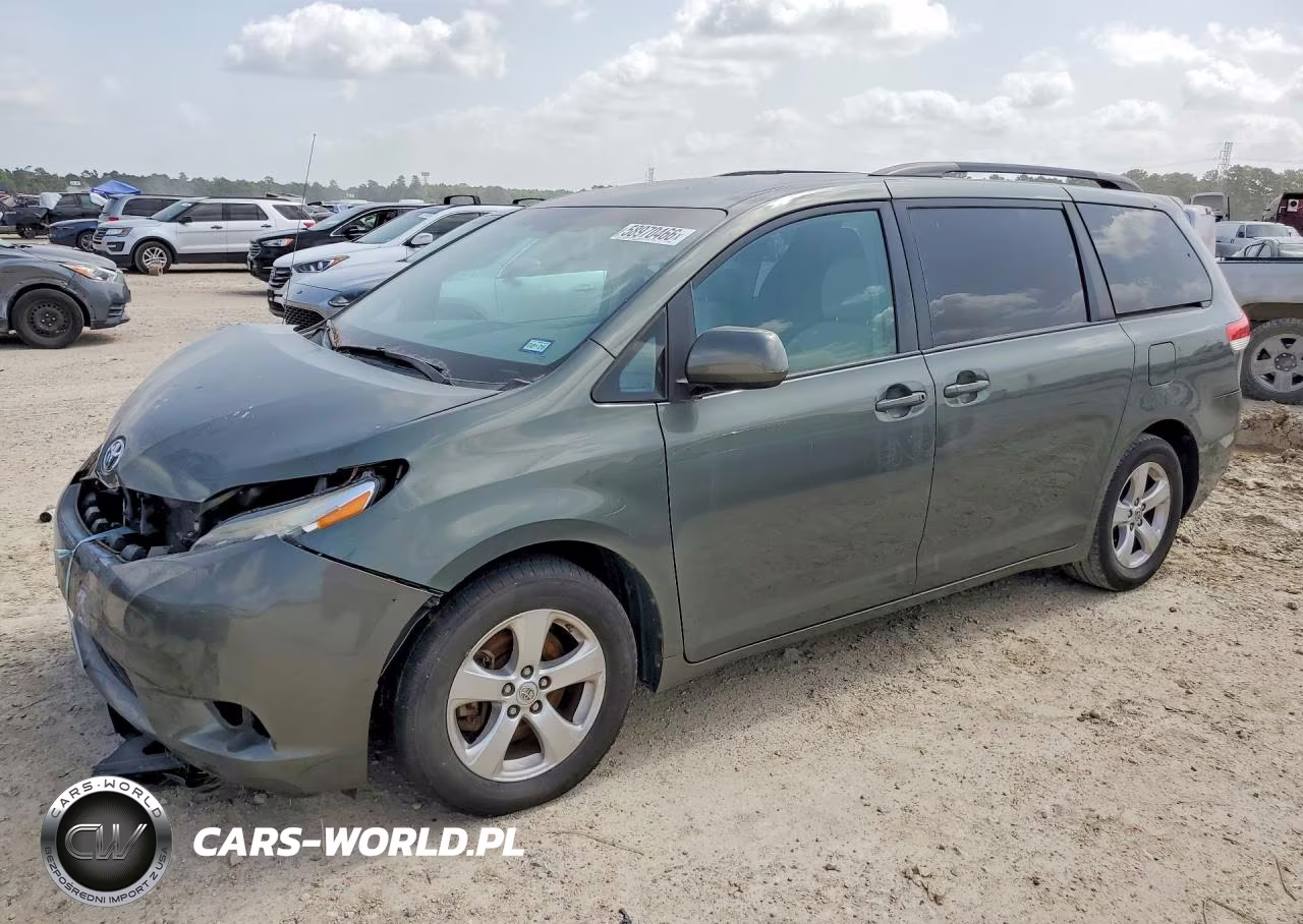 2013 Toyota Sienna Le – zdjęcie 1 z 13