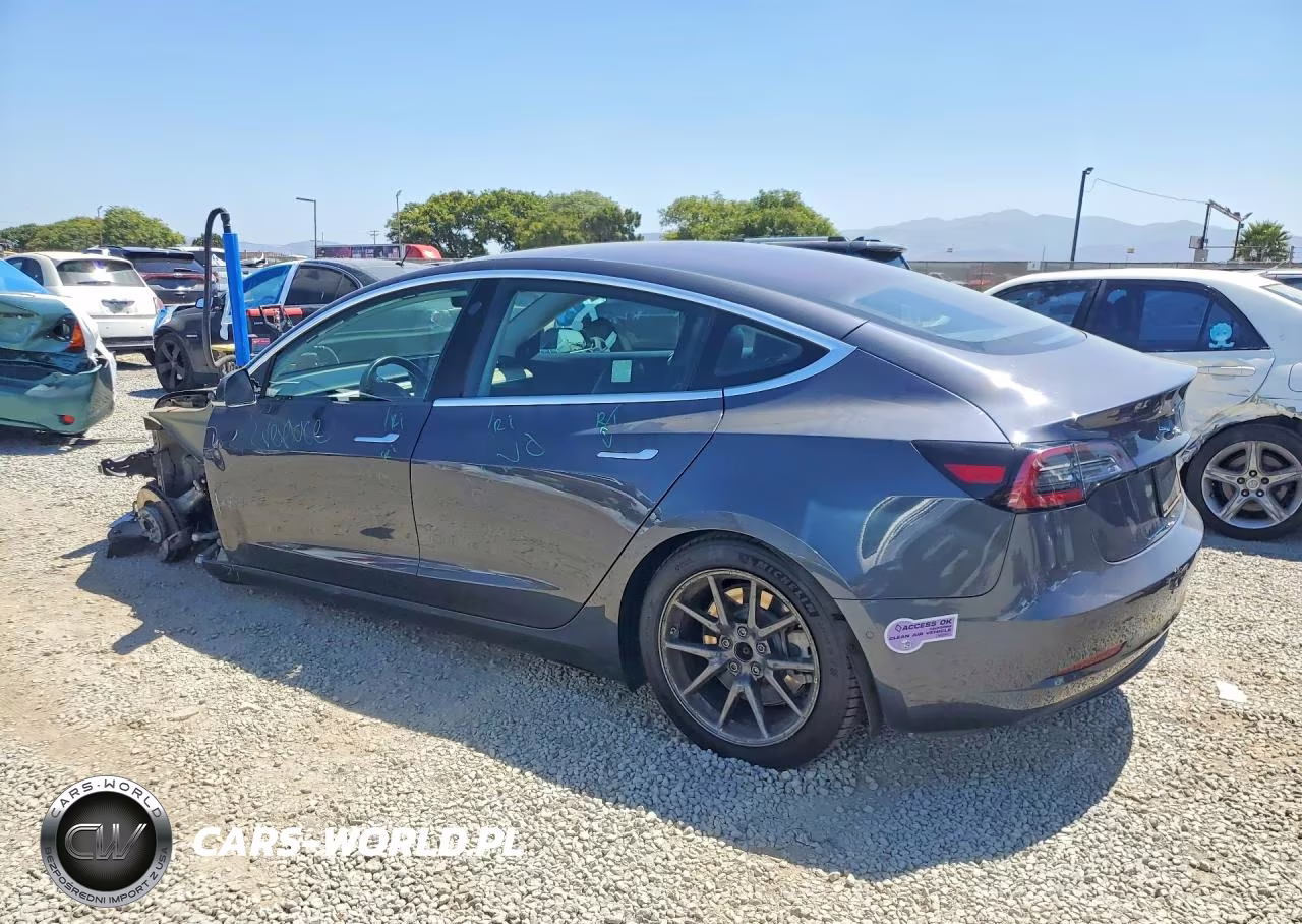 2018 Tesla Model 3 VIN:5YJ3E1EA3JF158213 - 2