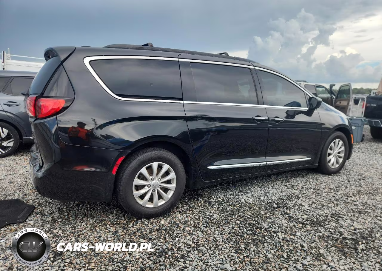 2017 Chrysler Pacifica Touring L VIN:2C4RC1BG7HR503735 - 3