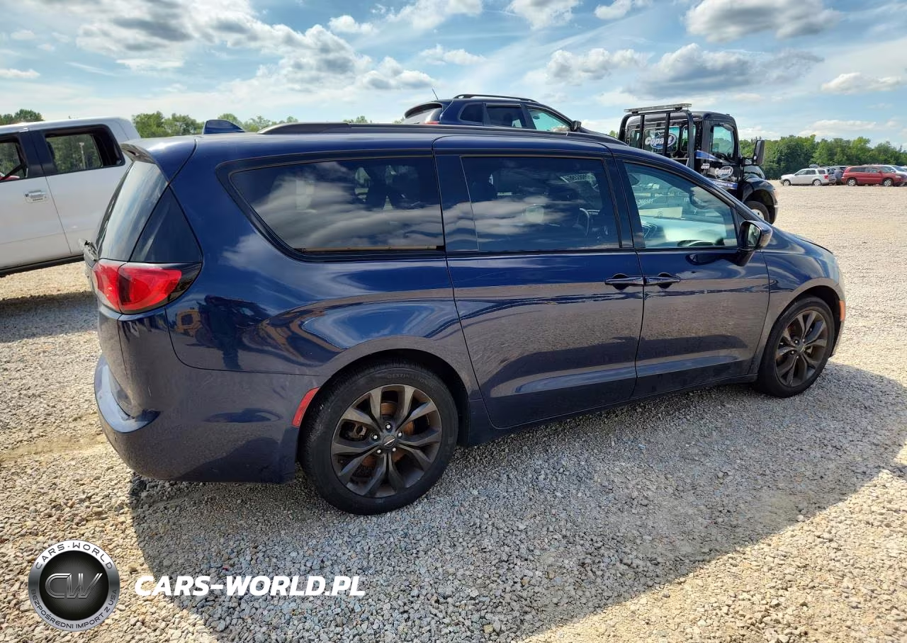 2018 Chrysler Pacifica Touring L Plus VIN:2C4RC1EG4JR165342 - 3